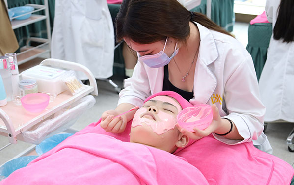 美容师的面膜技巧分享